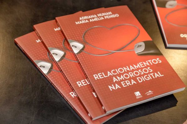 thumb-lancamento-do-livro-relacionamentos-amorosos-na-era-digital-foto-006.jpg